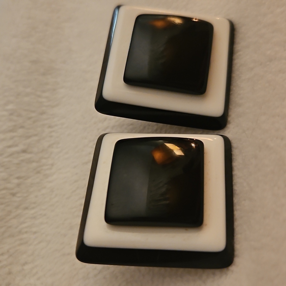 Vintage 3D Black and White Square Geometric Mod Post Earrings - Picture 4 of 5